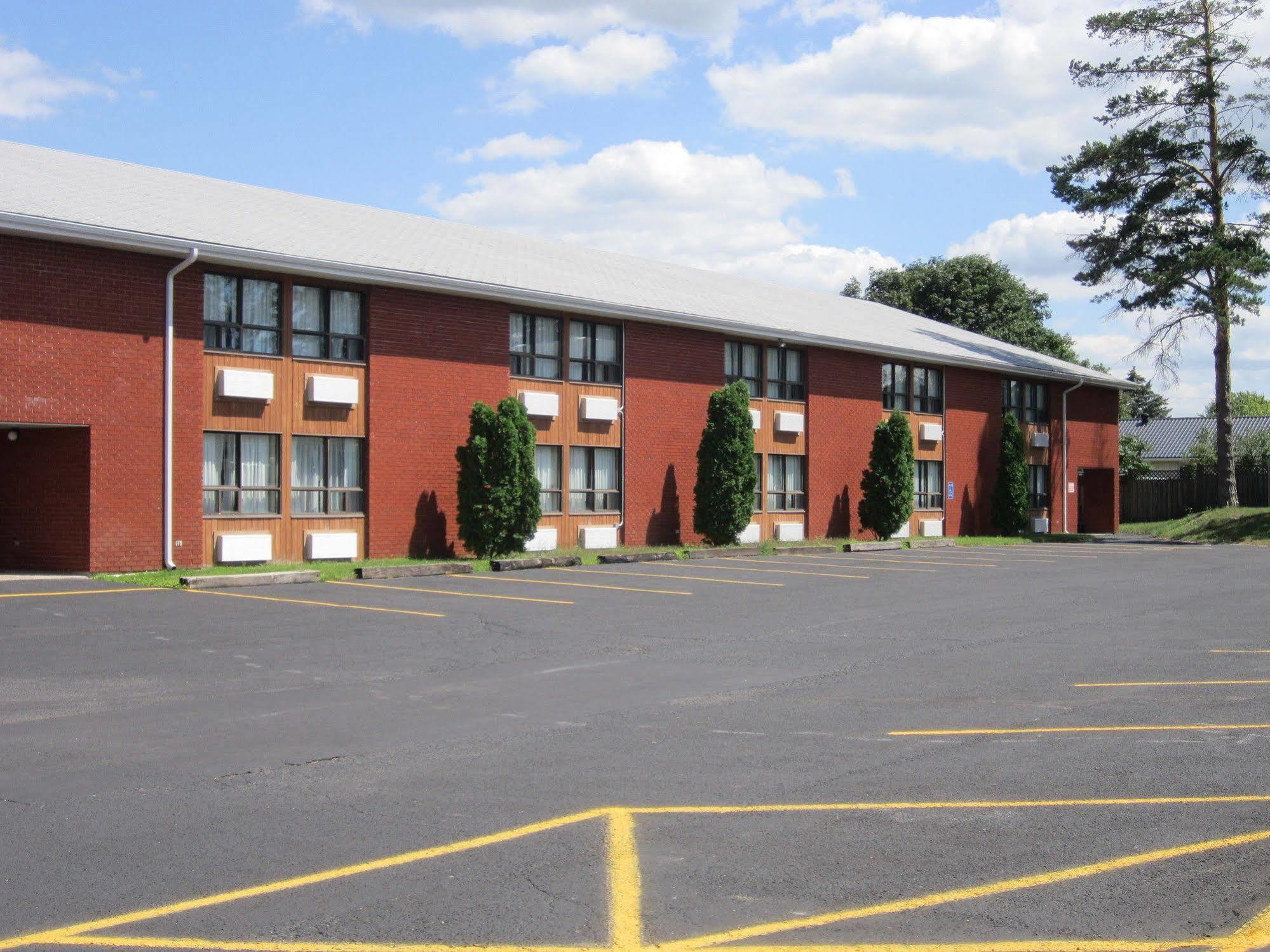 Red Pine Inn & Conference Centre Alliston Екстериор снимка