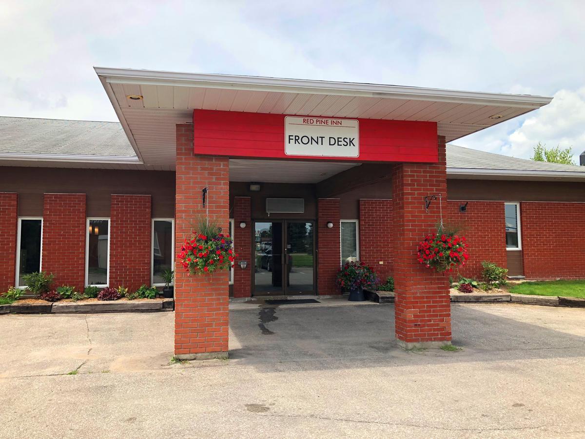 Red Pine Inn & Conference Centre Alliston Екстериор снимка